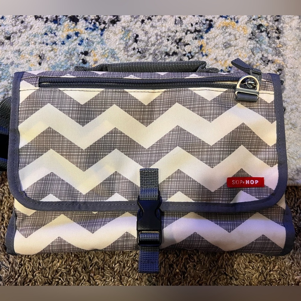 Skip Hop Pronto Portable Changing Station – Gray Chevron